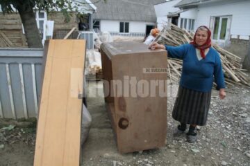 Sinistrați: O familie cu nouă copii din Țibeni s-a mutat ieri în casă nouă
