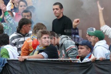 Torța aprinsă în tribune a provocat mai multe probleme decât se așteptau suporterii