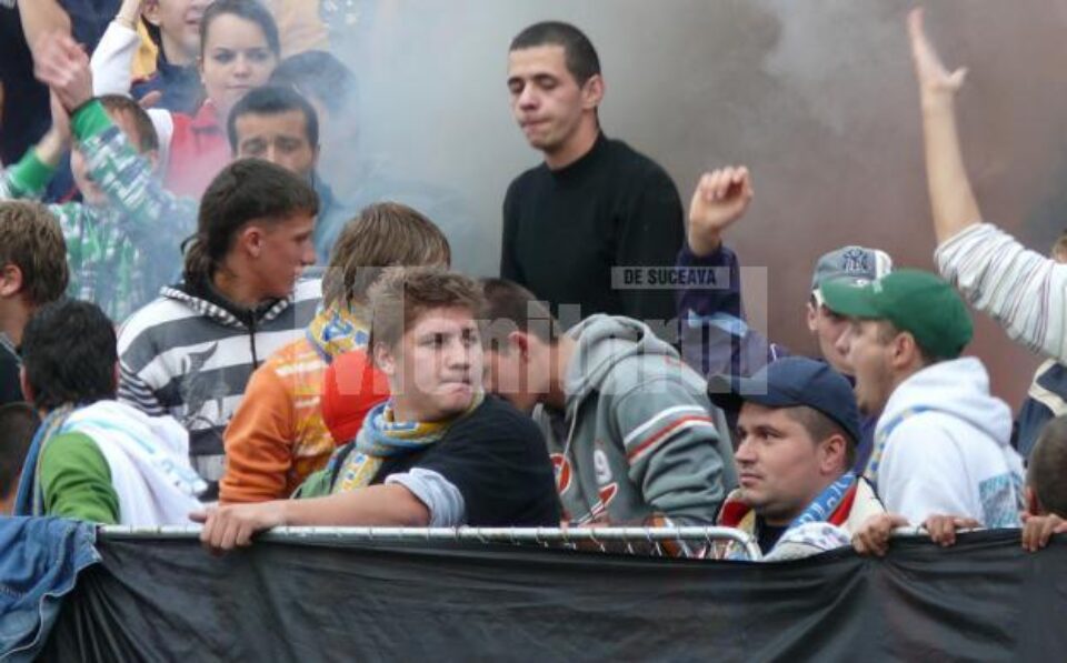 Torța aprinsă în tribune a provocat mai multe probleme decât se așteptau suporterii