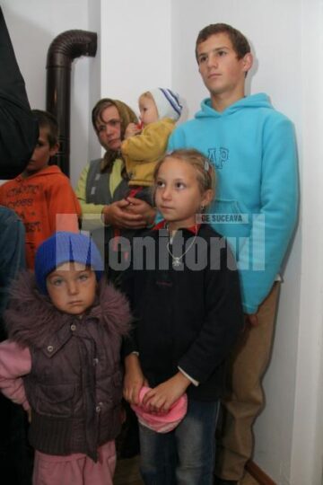 Sinistrați: O familie cu nouă copii din Țibeni s-a mutat ieri în casă nouă