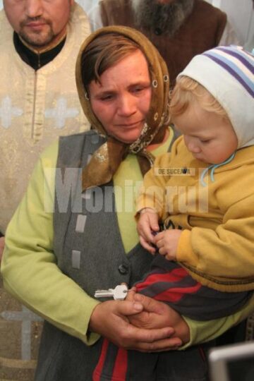 Sinistrați: O familie cu nouă copii din Țibeni s-a mutat ieri în casă nouă