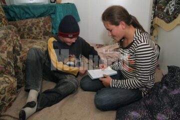 Sinistrați: O familie cu nouă copii din Țibeni s-a mutat ieri în casă nouă