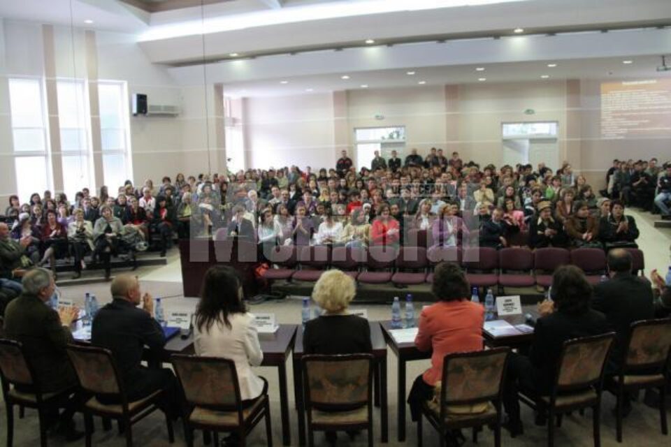Sute de elevi și profesori, din toate colțurile județului, însoțiți de profesorii care i-au pregătit și de părinți, au venit să-și primească premiul
