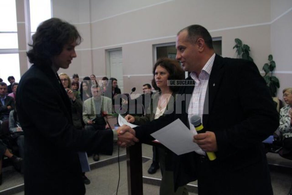 Sute de elevi și profesori, din toate colțurile județului, însoțiți de profesorii care i-au pregătit și de părinți, au venit să-și primească premiul