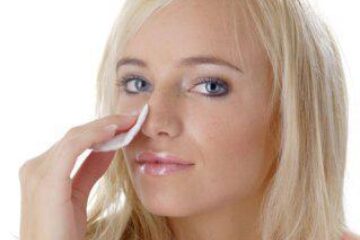 Sfatul dermatologilor este să vă demachiați dimineața și seara. Foto: ALAMY