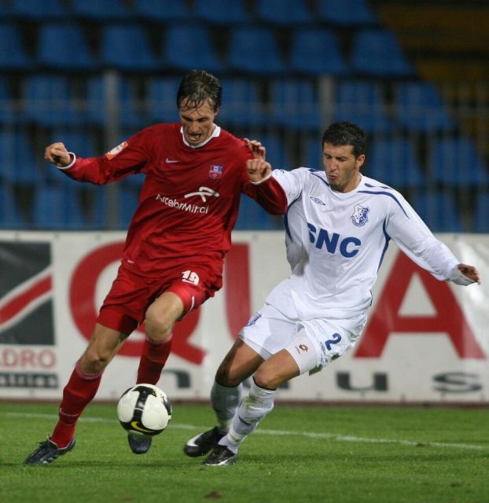 Frane Vitaic (S), de la Oțelul Galați, se luptă pentru balon cu Răzvan Farmache (D), de la Farul Constanța. Foto: MEDIAFAX