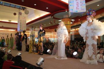 Monden: Cele mai noi creații vestimentare de toamnă-iarnă, prezente la parada modei