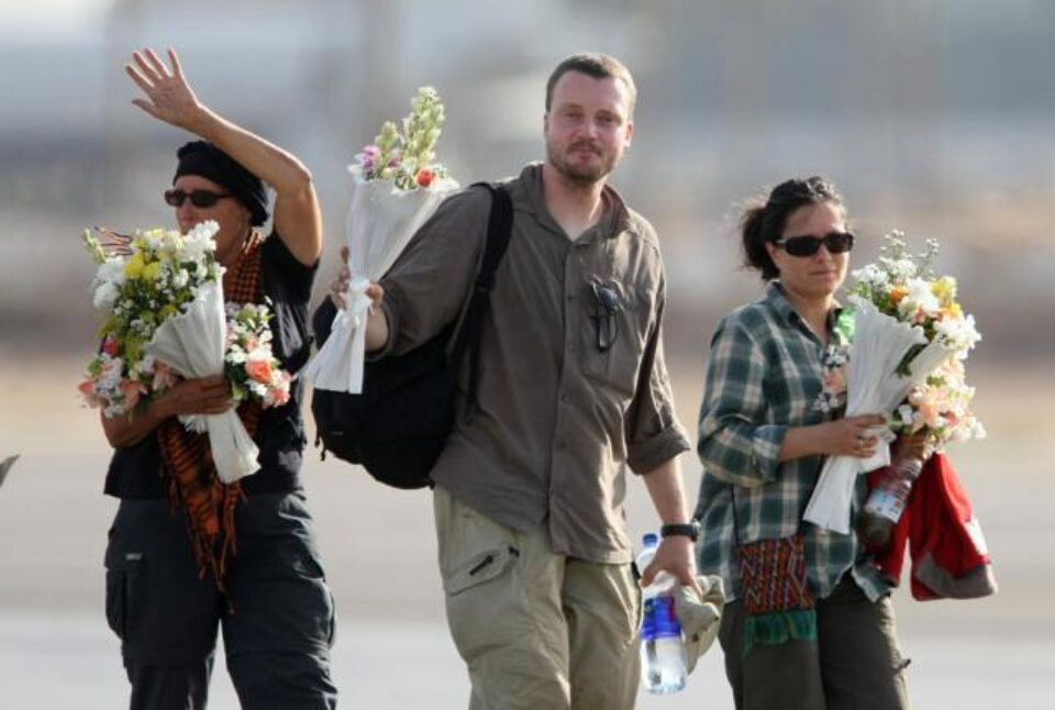 Trei dintre ostaticii eliberați, pe aeroportul de la Cairo. Foto: AFP/MEDIAFAX Trei dintre ostaticii eliberați, pe aeroportul de la Cairo. Foto: AFP/MEDIAFAX