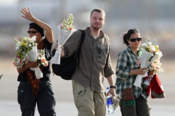 Trei dintre ostaticii eliberați, pe aeroportul de la Cairo. Foto: AFP/MEDIAFAX