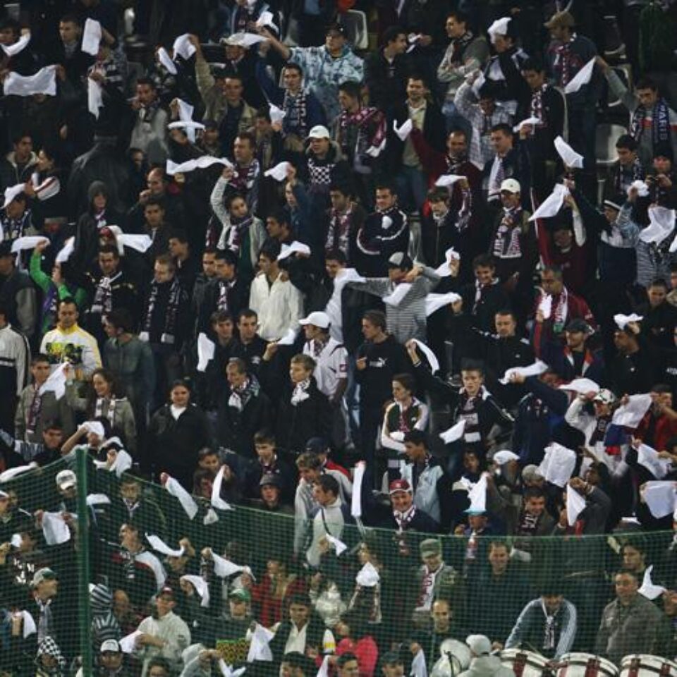 Suporterii rapidiști au fluturat batistele albe, semn că vor demisia lui Peseiro Suporterii rapidiști au fluturat batistele albe, semn că vor demisia lui Peseiro