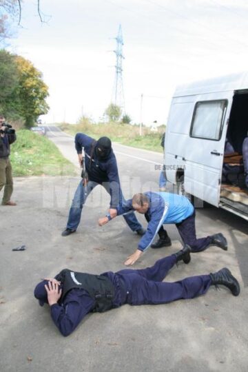 Demonstrație: Jefuitori înarmați și un evadat, prinși de jandarmi