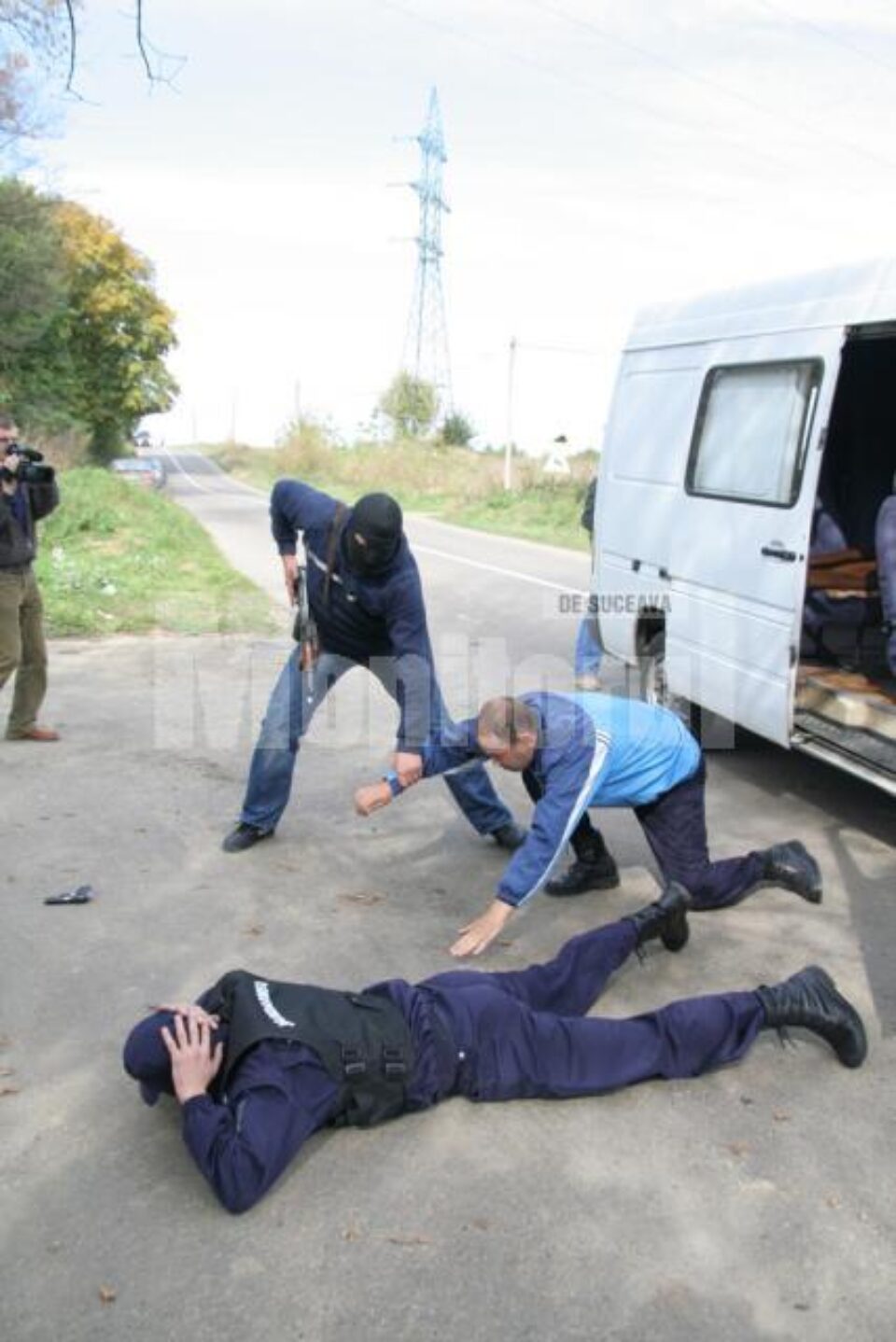 Demonstrație: Jefuitori înarmați și un evadat, prinși de jandarmi Demonstrație: Jefuitori înarmați și un evadat, prinși de jandarmi