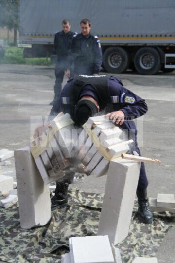 Demonstrație: Jefuitori înarmați și un evadat, prinși de jandarmi