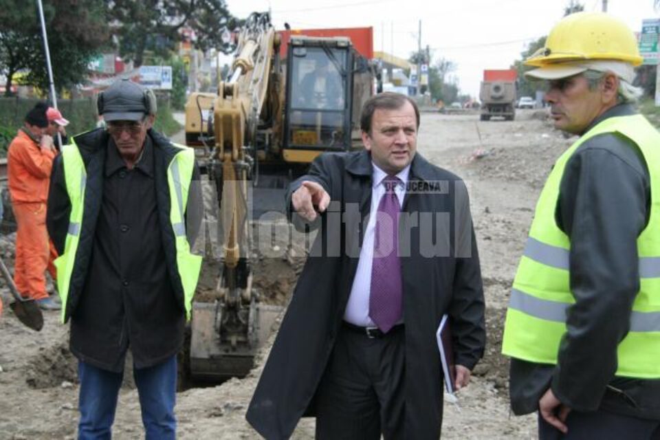 Gheorghe Flutur, care a verificat, în cursul zilei de ieri, modul în care se realizează lucrările în zona „pasarelei” din comuna Șcheia