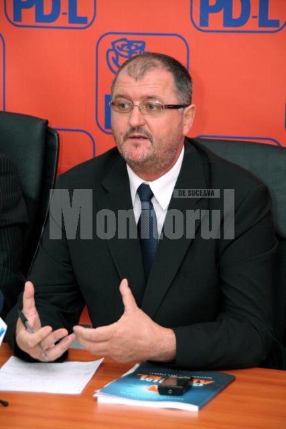 Orest Onofrei: „Pe Cătălin Nechifor vârsta, studiile și experiența de europarlamentar îl califică să facă altceva, altfel de politică” Orest Onofrei: „Pe Cătălin Nechifor vârsta, studiile și experiența de europarlamentar îl califică să facă altceva, altfel de politică”