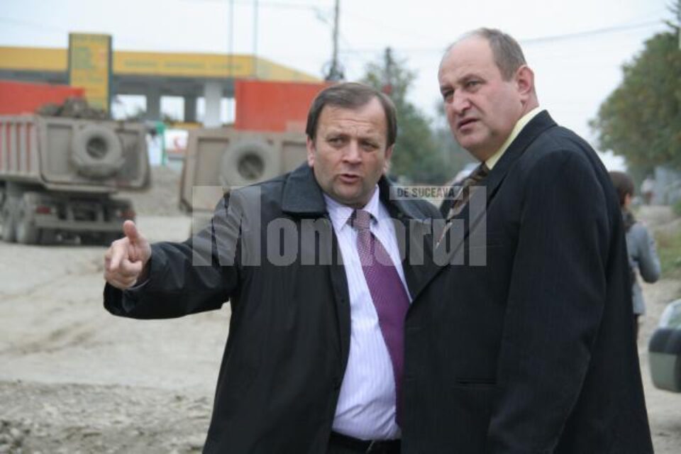 Gheorghe Flutur, care a verificat, în cursul zilei de ieri, modul în care se realizează lucrările în zona „pasarelei” din comuna Șcheia