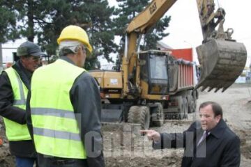 Gheorghe Flutur, care a verificat, în cursul zilei de ieri, modul în care se realizează lucrările în zona „pasarelei” din comuna Șcheia