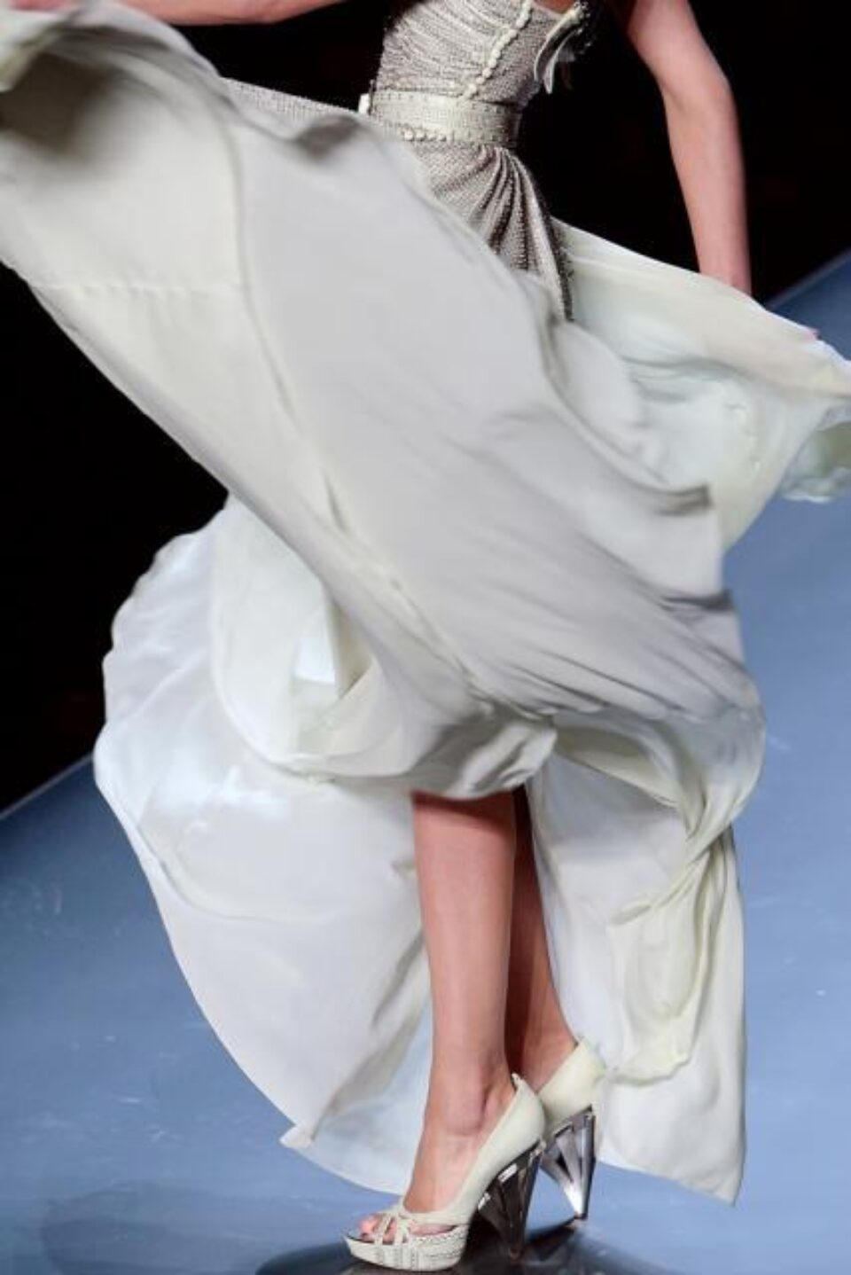Creație din noua colecție Dior care a făcut senzație la prezentare. Foto: AFP/MEDIAFAX