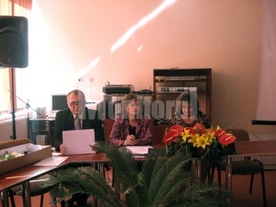 Directoarea colegiului, Mihaela Ursaciuc (centru), și directorii adjuncți Mariana Pintilie și Niță Mandici Directoarea colegiului, Mihaela Ursaciuc (centru), și directorii adjuncți Mariana Pintilie și Niță Mandici