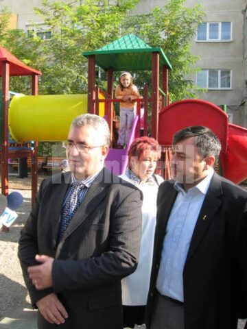 Primarul Ion Lungu și candidatul de deputat de Burdujeni Ioan Bălan, la inaugurarea locului de joacă de pe strada Tineretului
