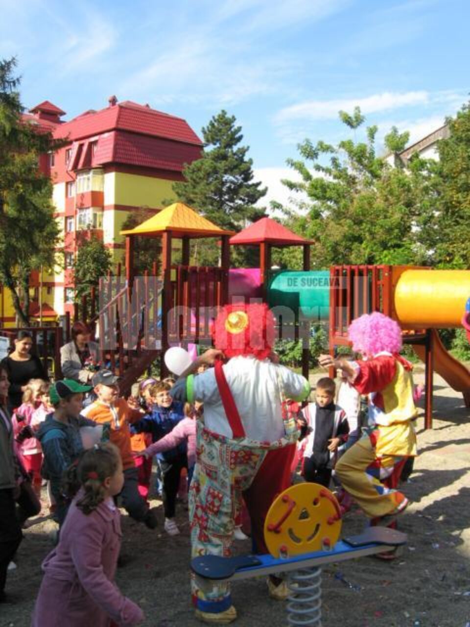Chiote de bucurie și o mulțime de râsete la inaugurarea locului de joacă din Zamca
