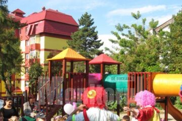 Chiote de bucurie și o mulțime de râsete la inaugurarea locului de joacă din Zamca