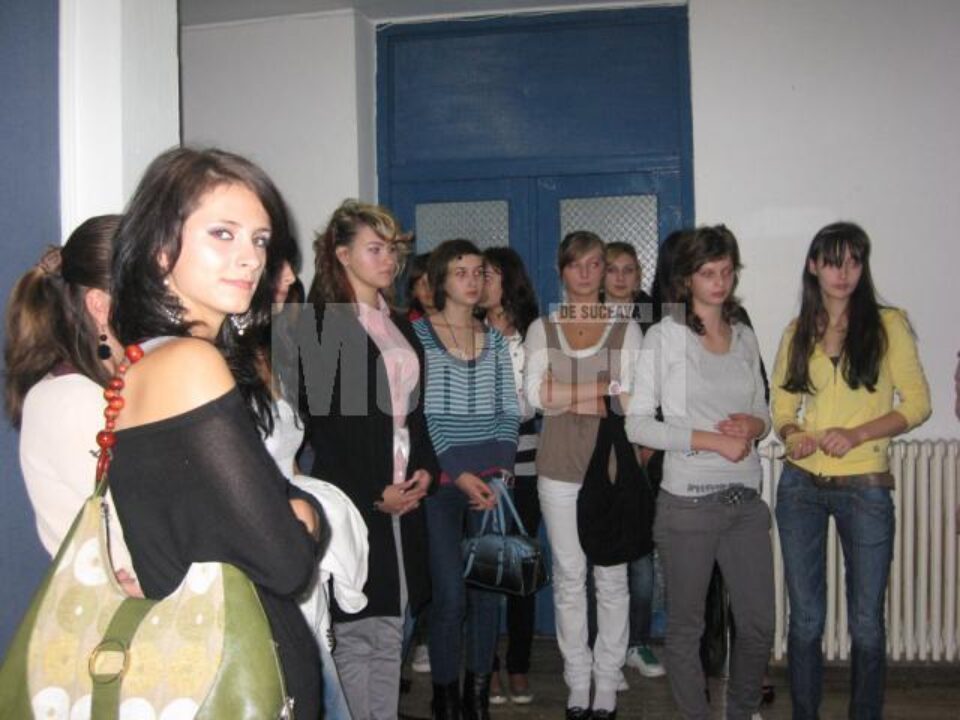 Zeci de adolescente au participat sâmbătă la o preselecție de fotomodele