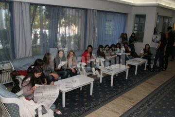 Zeci de adolescente au participat sâmbătă la o preselecție de fotomodele