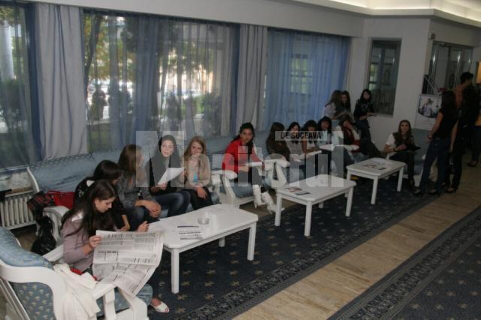 Zeci de adolescente au participat sâmbătă la o preselecție de fotomodele Zeci de adolescente au participat sâmbătă la o preselecție de fotomodele