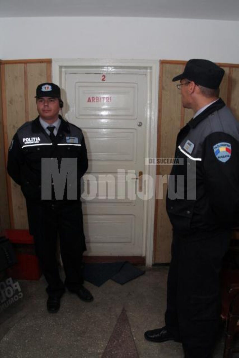 Vestiarul arbitrilor, pazit de politia comunitara