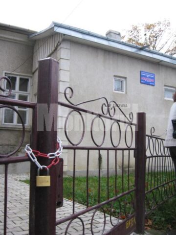 Lacătele și lanțurile puse de proprietarul clădirii