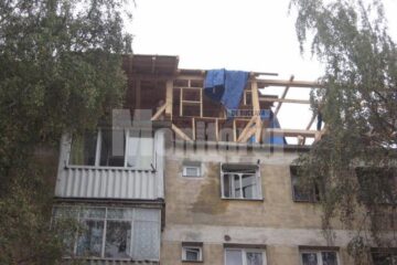 După ce prelata pusă pe bloc a fost ruptă de vânt, locatarii de la etajul patru s-au trezit cu apa în casă