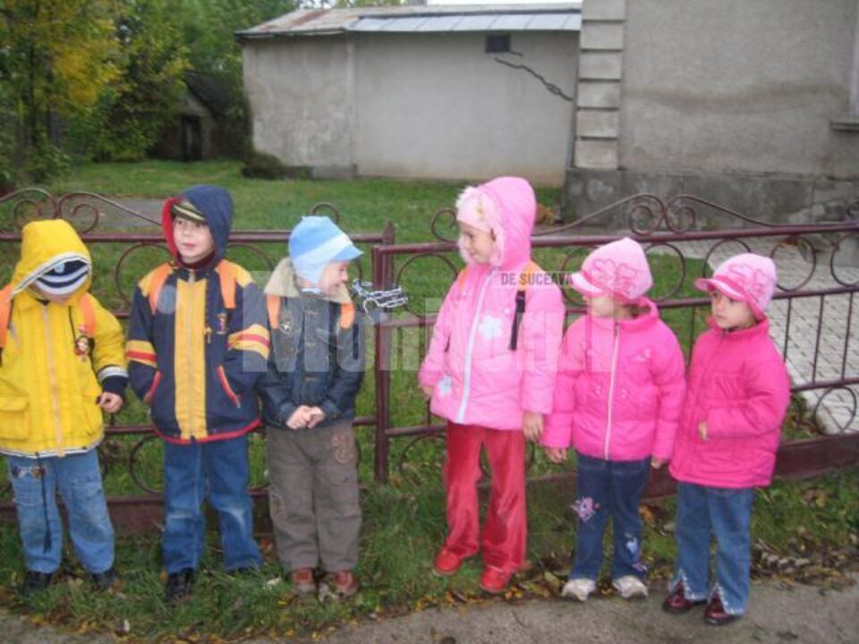 Copii cu vârste între 3 și 6 ani au stat în frig două ore