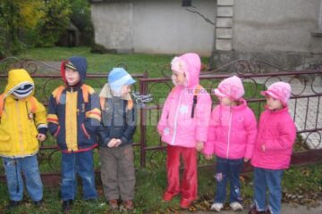 Copii cu vârste între 3 și 6 ani au stat în frig două ore