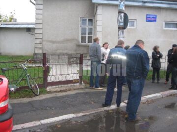 Surprize neplăcute: Lacăte și lanțuri pe poarta grădiniței