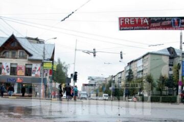 Apa a țâșnit printr-un canal și pe șosea