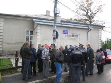 Părinții care au venit să-și lase micuții la grădiniță au avut surpriza să constate că pe poartă erau lacăte și lanțuri