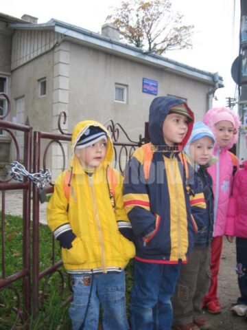 Surprize neplăcute: Lacăte și lanțuri pe poarta grădiniței