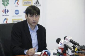 Scaunul lui Pițurcă nu se clatină, deocamdată