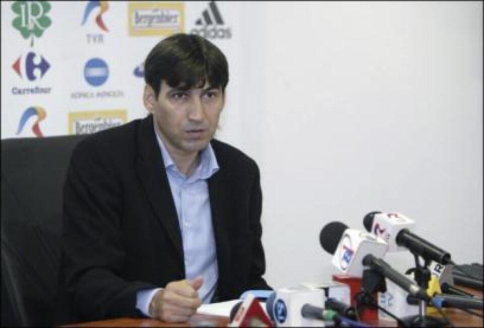 Scaunul lui Pițurcă nu se clatină, deocamdată