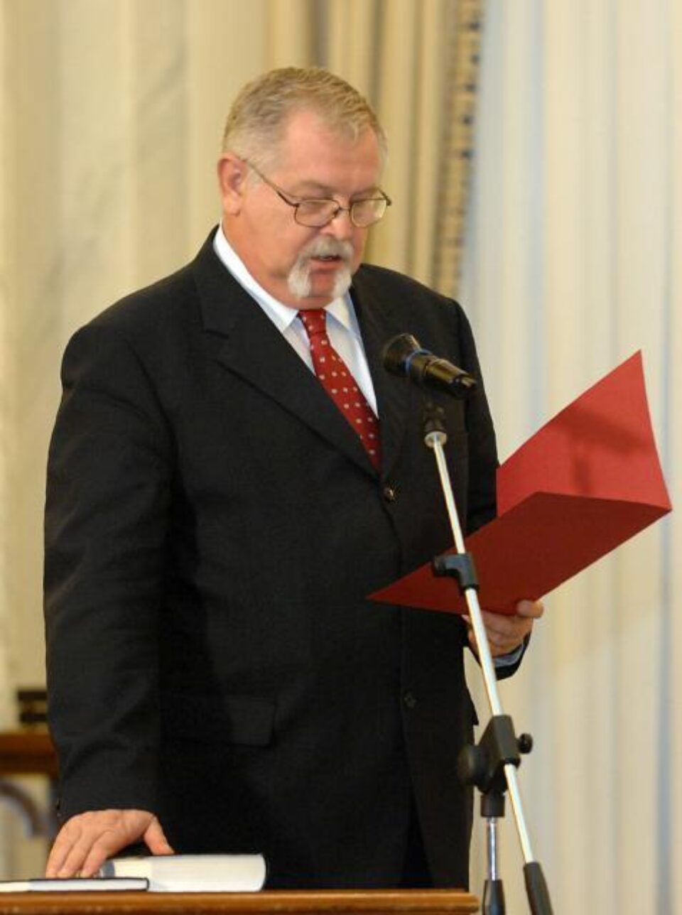 Ministrul Anton Anton, la depunerea jurământului. Foto: Sorin LUPȘA