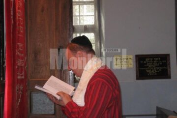Slujba de Yom Kipur este oficiată, la sinagoga din centrului Sucevei, de Daniel Blumenfeld