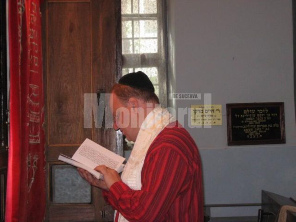 Slujba de Yom Kipur este oficiată, la sinagoga din centrului Sucevei, de Daniel Blumenfeld Slujba de Yom Kipur este oficiată, la sinagoga din centrului Sucevei, de Daniel Blumenfeld