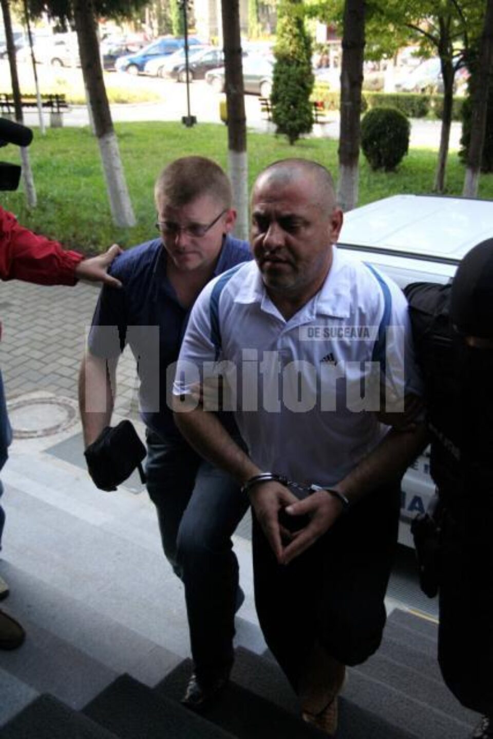 Pentru a-i închide gura, „Coață” i-a trimis lui Mândrilă la arest tot felul de bunuri și sume de bani