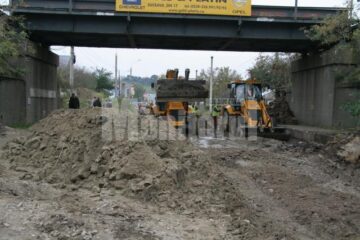 Lucrările de reabilitare a Drumului Național 17, în zona „pasarelei” din comuna Șcheia, încetinite de ploaie