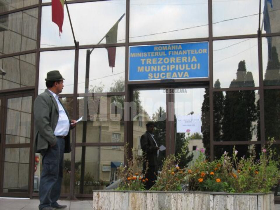 Cei care au vrut să-și rezolve diverse probleme sau să facă plăți prin Trezorerie au fost nevoiți să aștepte două ore Cei care au vrut să-și rezolve diverse probleme sau să facă plăți prin Trezorerie au fost nevoiți să aștepte două ore
