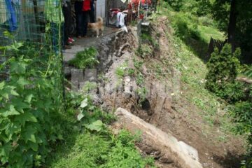 Versantul de N-E a avut nevoie de consolidări în urma alunecărilor de teren de acum câțiva ani
