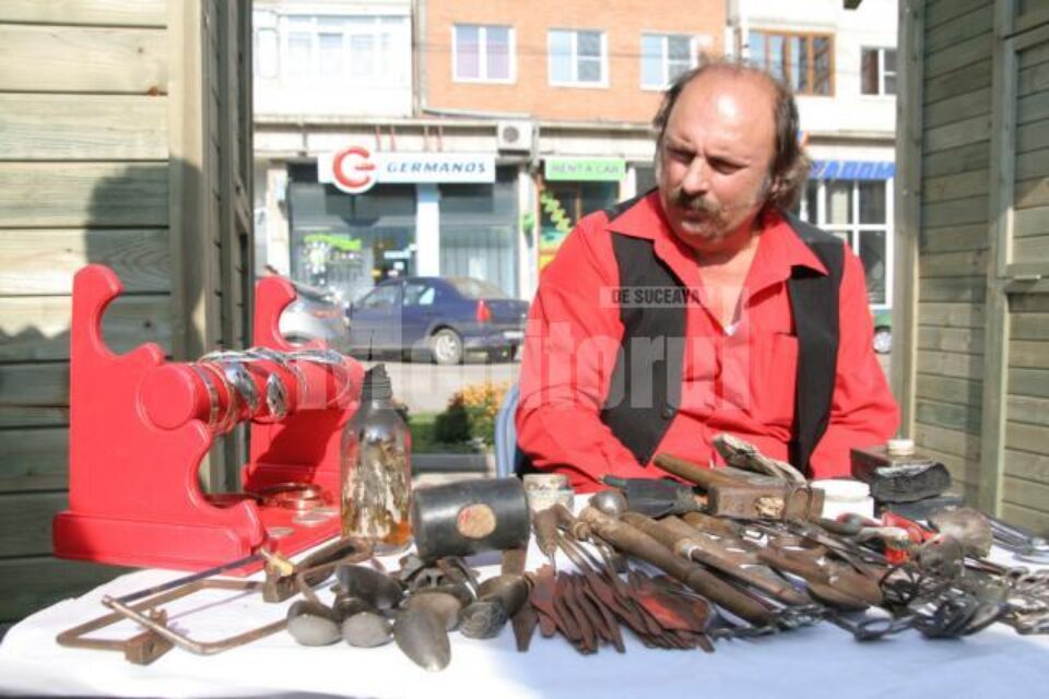 Meșteri și produse: Potcoave și brățări din linguri vechi, pe esplanada Casei de Cultură