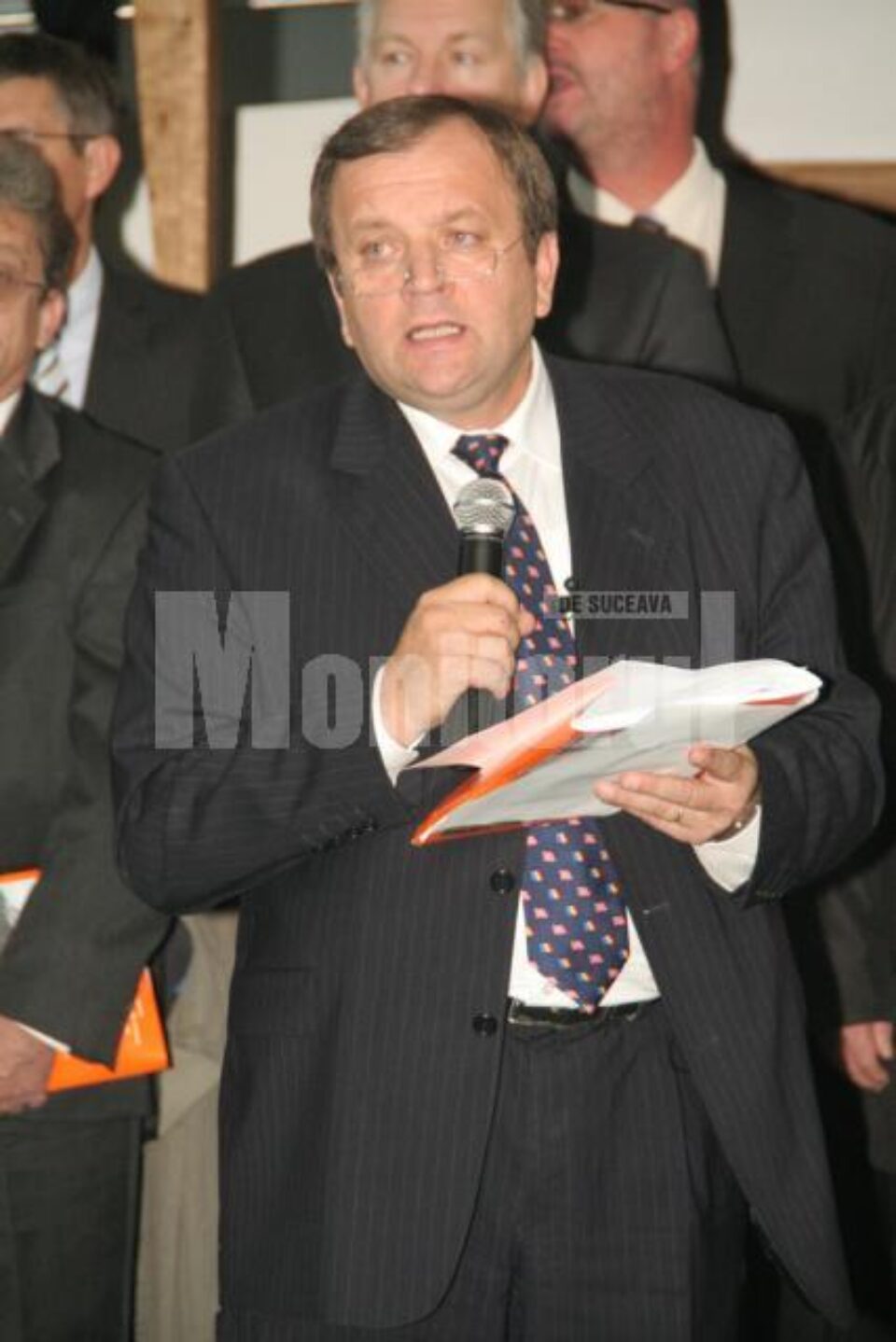 Gheorghe Flutur a prezentat ieri, în mod oficial, două proiecte pentru dezvoltarea turismului în județul Suceava: „Turismul religios în Bucovina,” și „Produse naturale în Bucovina”.