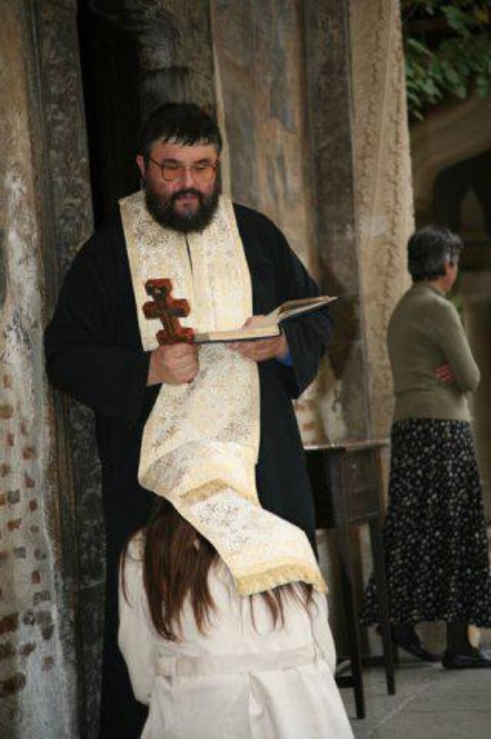Creștinii îndoielnici merg la biserică numai când dau de greu. Foto: ALAMY Creștinii îndoielnici merg la biserică numai când dau de greu. Foto: ALAMY